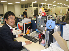 デスクワークに取り組む小清水さん。飾られているのは系列局のキャラクター。