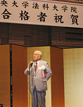 Chairman Hisano encourages passing students.