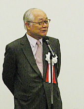 Chairman Shuji Hisano offers words of encouragement to passing students.