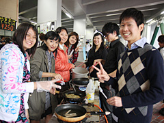 Selling buchimgae at a booth of the Hakumon Festival