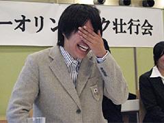 メッセージビデオを見て爆笑する浅津選手（２）