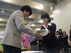 後輩からの花束贈呈