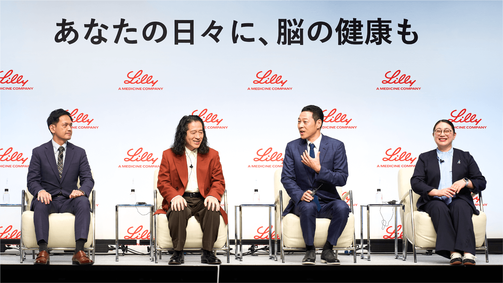活動発表会で4名の登壇者が並んで座る様子