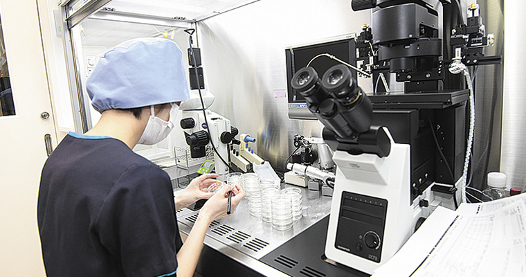 培養室は、クリーン度の高いクラス1000を保ち、バーコードを利用した管理システムを使用