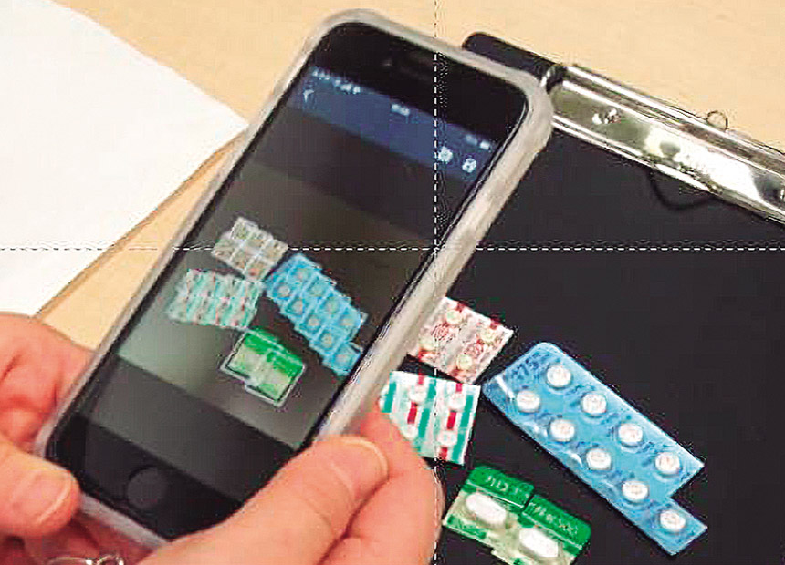 AIを活用したスマホにはカルテ音声入力、AI薬剤鑑別、放射線画像参照など様々な機能が搭載