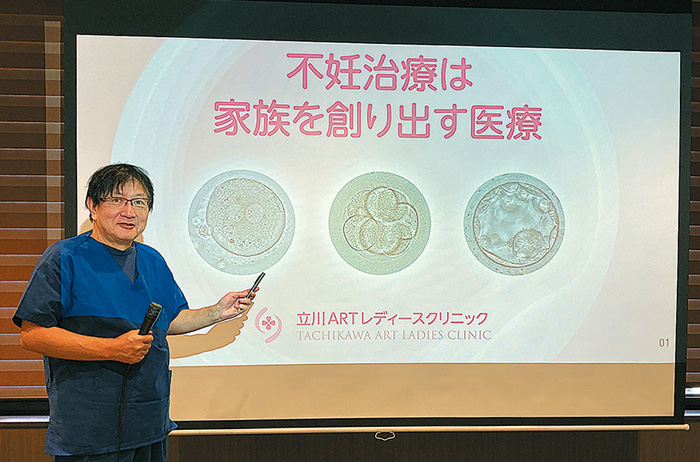 患者説明会でスライドを使用し、解説する右島院長