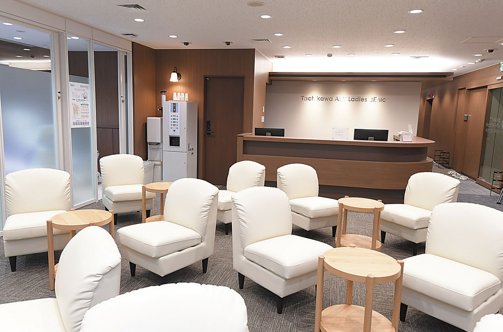 ３階の来院者専用ラウンジ。広い空間には柔らかな日差しが差し込み、安心してリラックスできる