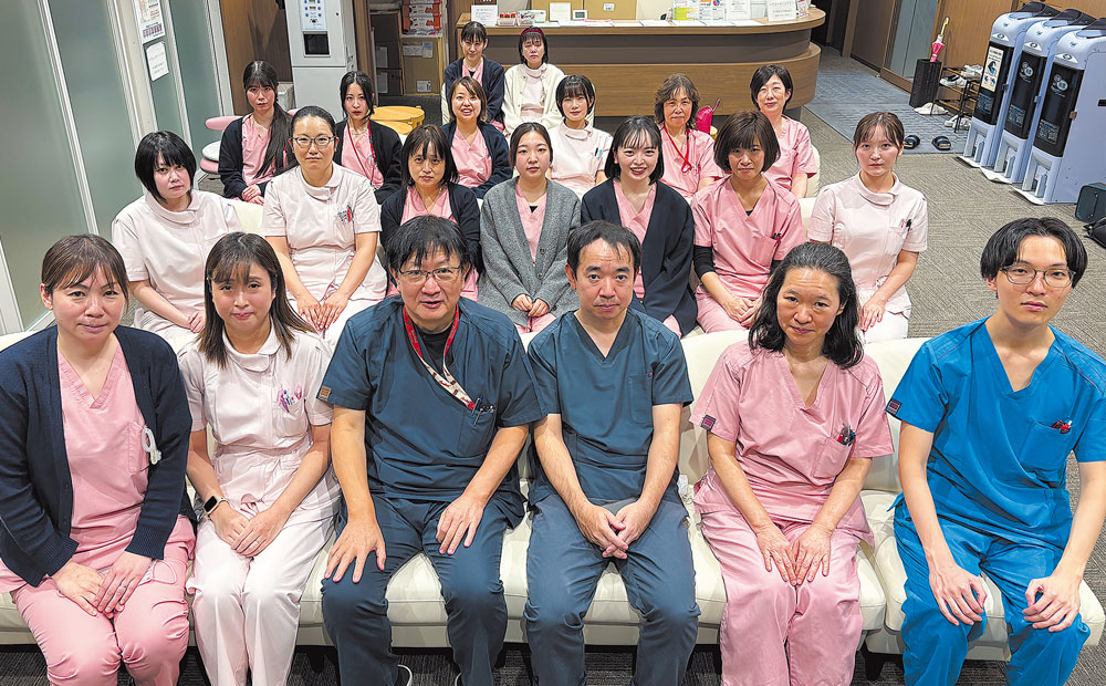 前列右から4人目 右島院長：豊富な経験を積んだスタッフと共に、皆様をサポートいたします