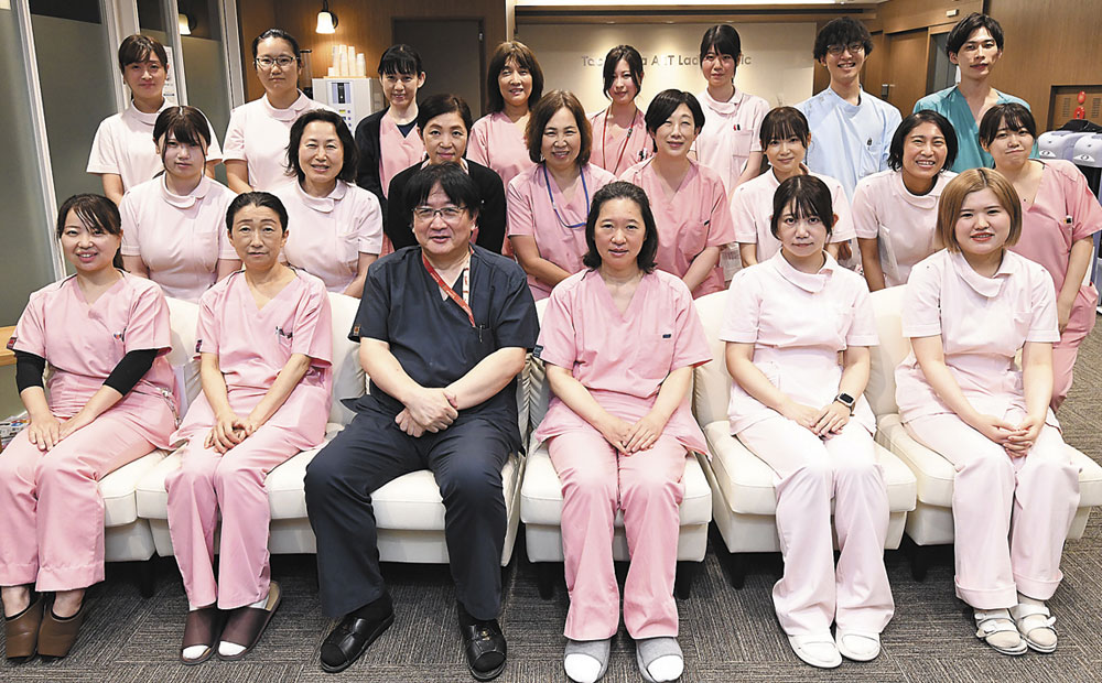 前列右から4人目 右島院長：豊富な経験を積んだスタッフと共に、皆様をサポートいたします