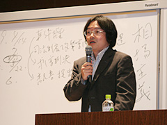 ボードを使って事件の経緯を説明