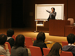 門田さんの話に耳を傾ける学生達