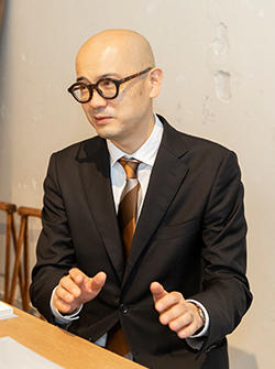 森岡 督行さん