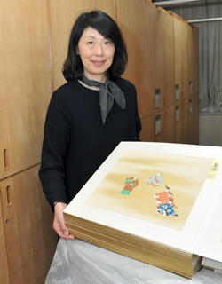 能研所蔵の貴重資料『能御絵鑑』を掲げる山中教授