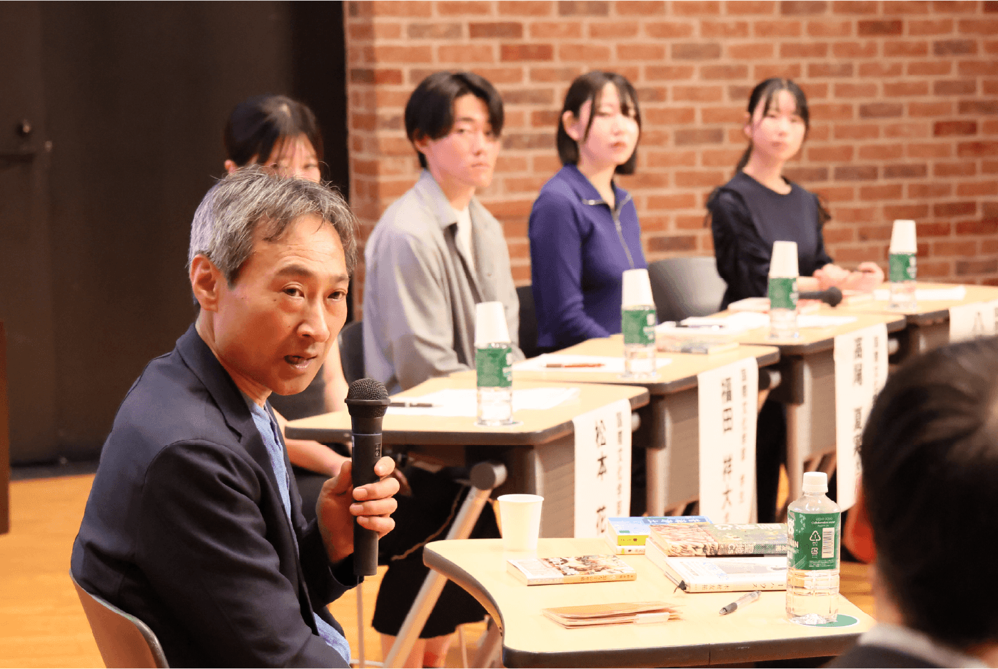 木村友祐さんと学生たち