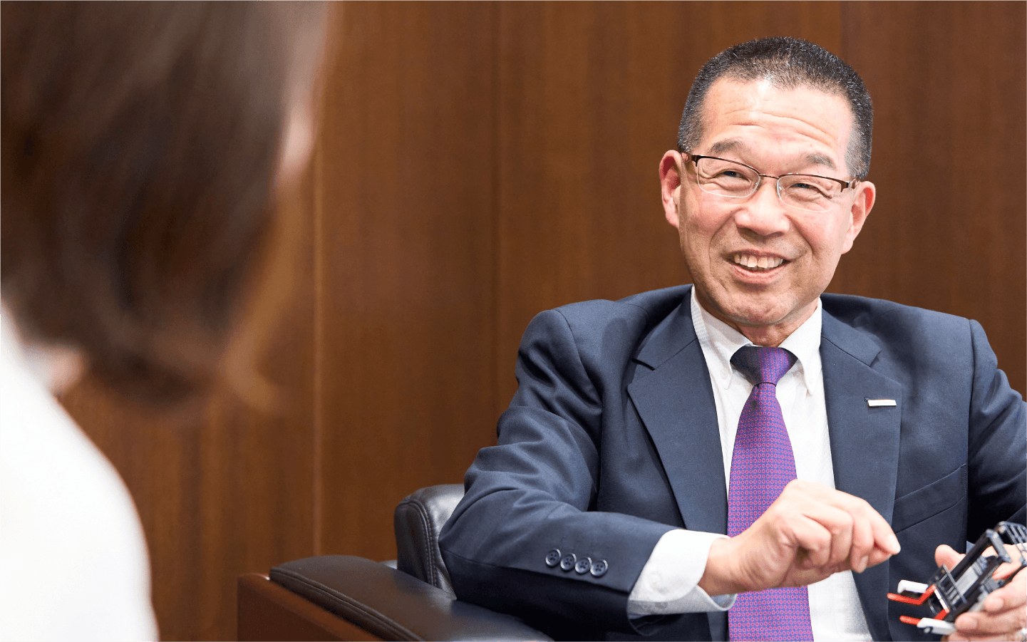 八木さん越しに見る間野社長の姿