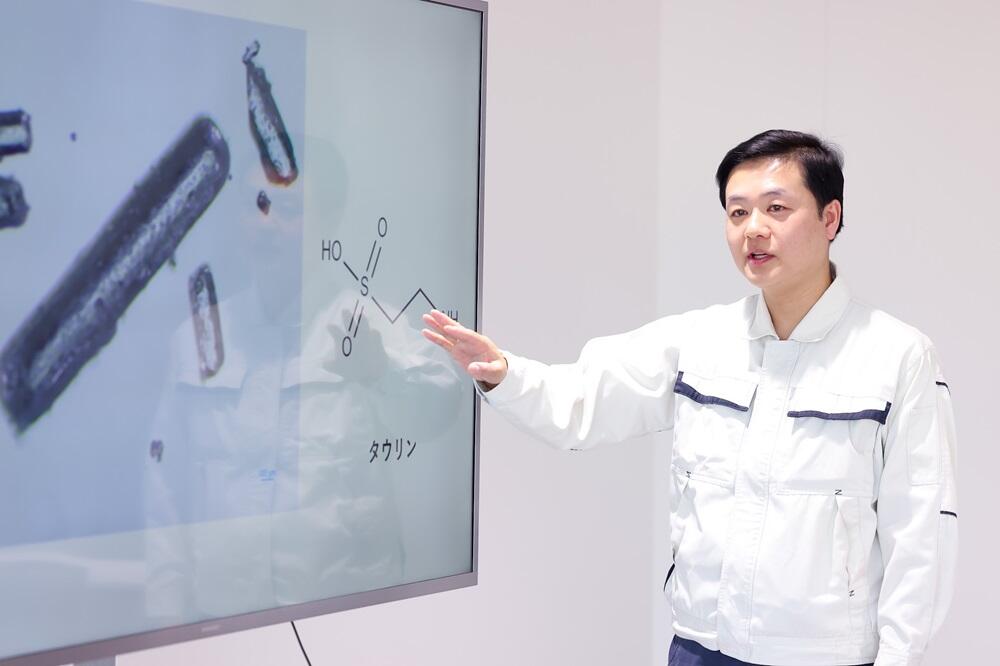 「タウリンはアミノ酸の中でも他の成分と結合しない性質のため、細胞を移動して体内の水分を調整します」と成分特徴を説明する森戸暁久室長