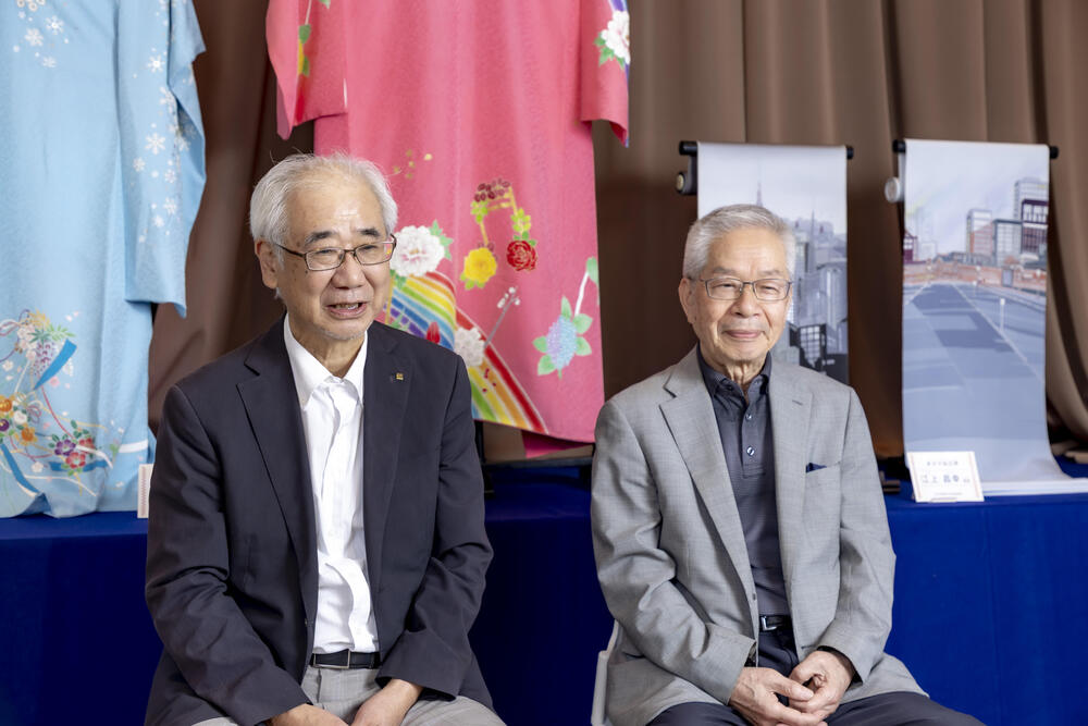 東京手描友禅の職人：左から、岩間奨さん、江上昌幸さん