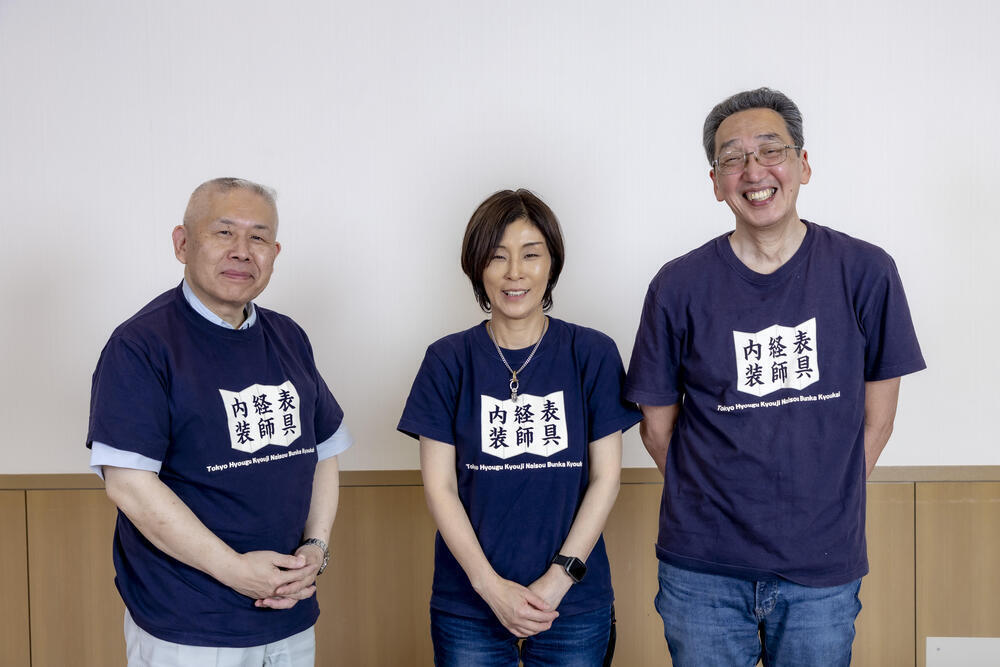 江戸表具の職人：左から、前川治さん、日野正恵さん、濵中淑光さん