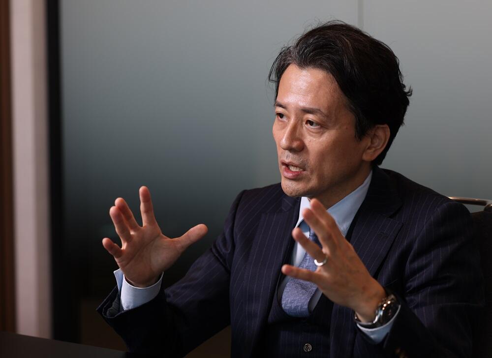インタビューでレジリエンスにおいて「分析、想像する力」の大切さを語る原田秀美氏