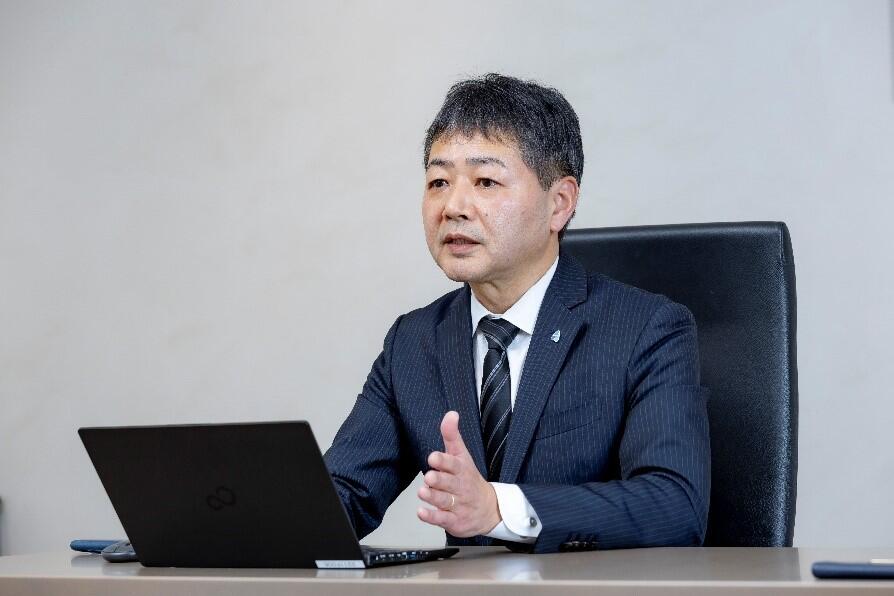 サービスについて説明する清水さん