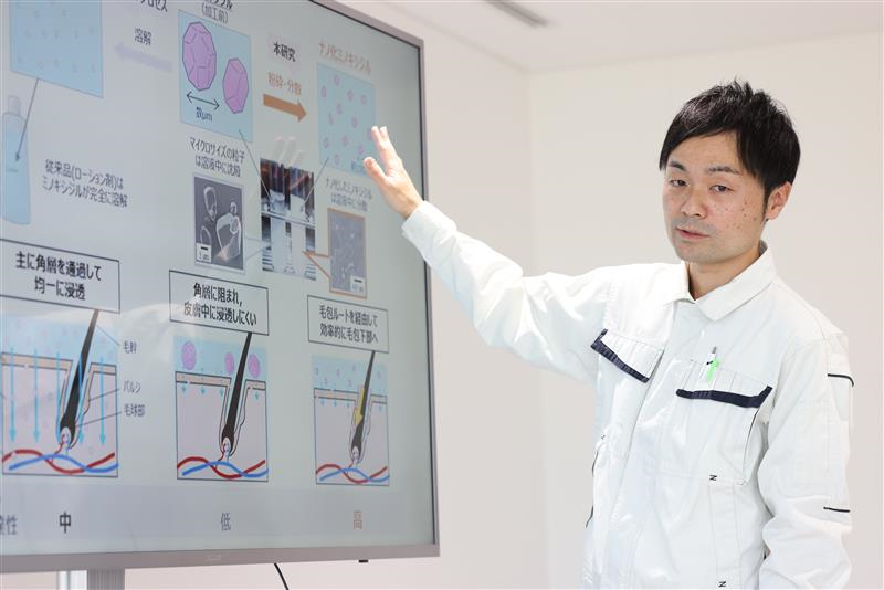 毛根の細胞を活性化させるミノキシジルについて語る阿部晃也グループマネージャー