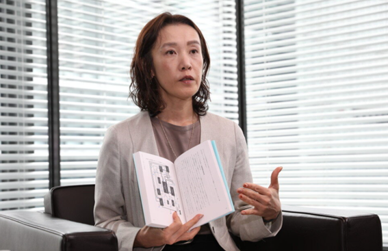 発刊した本を手にする宮川氏