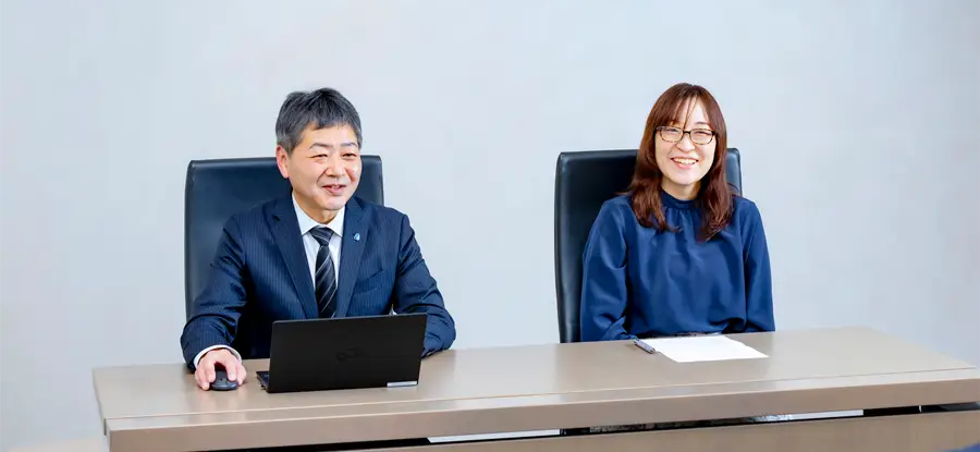「財団ホームページやサービスの利用を通じて、あんしん財団の価値を感じてほしい」とさらなる満足度向上に意欲を示す清水さん（左）と安斎さん