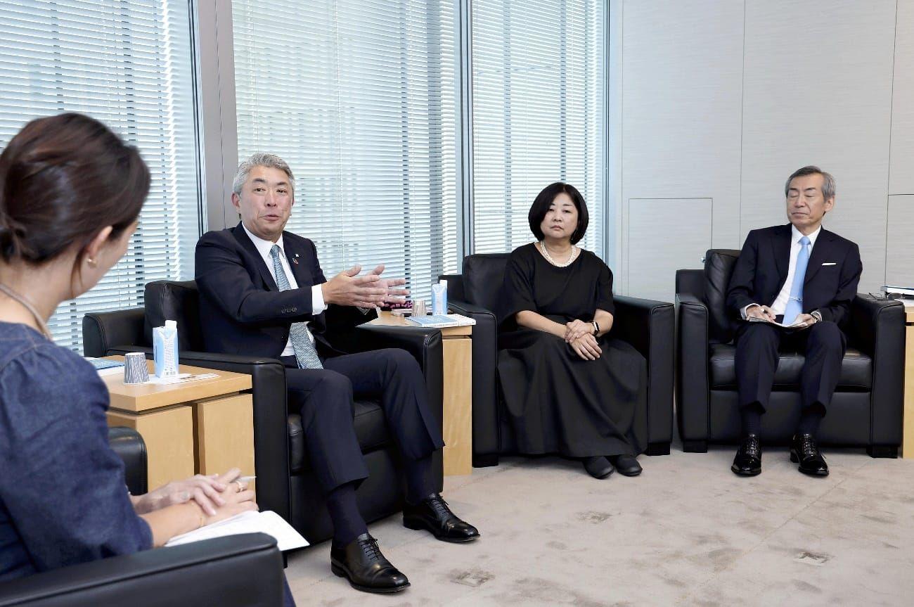 目覚めよJAPANの特集「インフレ下の『お金』」で活発な議論を交わす座談会参加者ら（東京都内で）