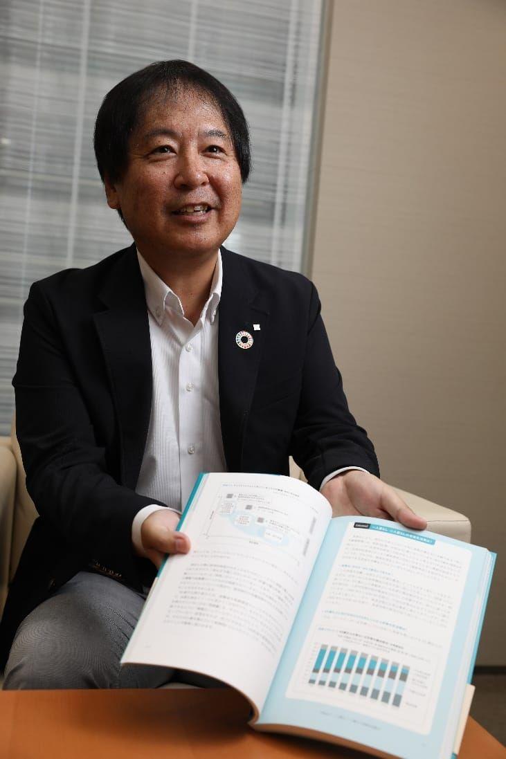 退職前後や相続を意識する高齢層への実践ガイドブック「最高の終活」を紹介する高橋さん