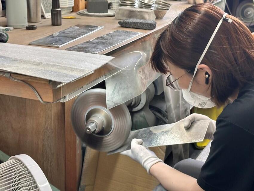 職人が一つ一つ手作業で加工をしている（富山県高岡市の本社で）