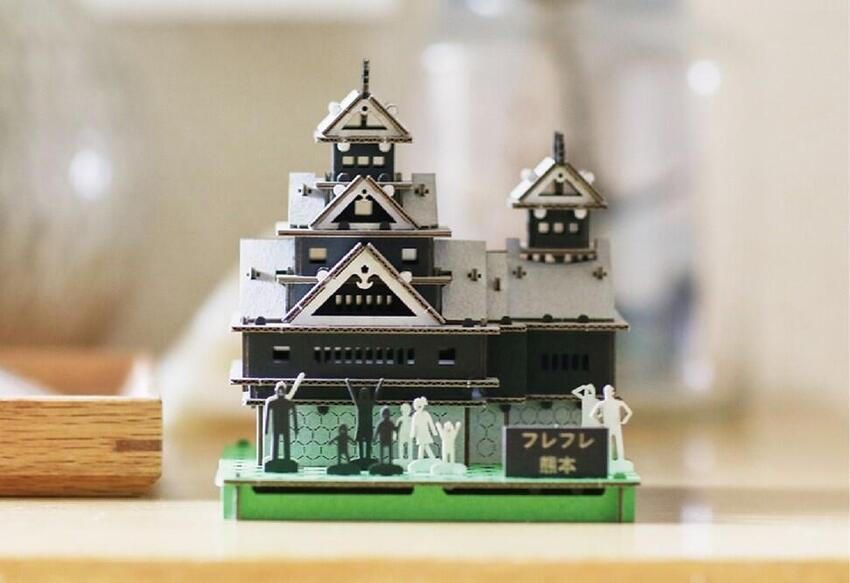 『熊本城組み建て募金』段ボールで組み立てる熊本城の模型。売上全額が寄付される