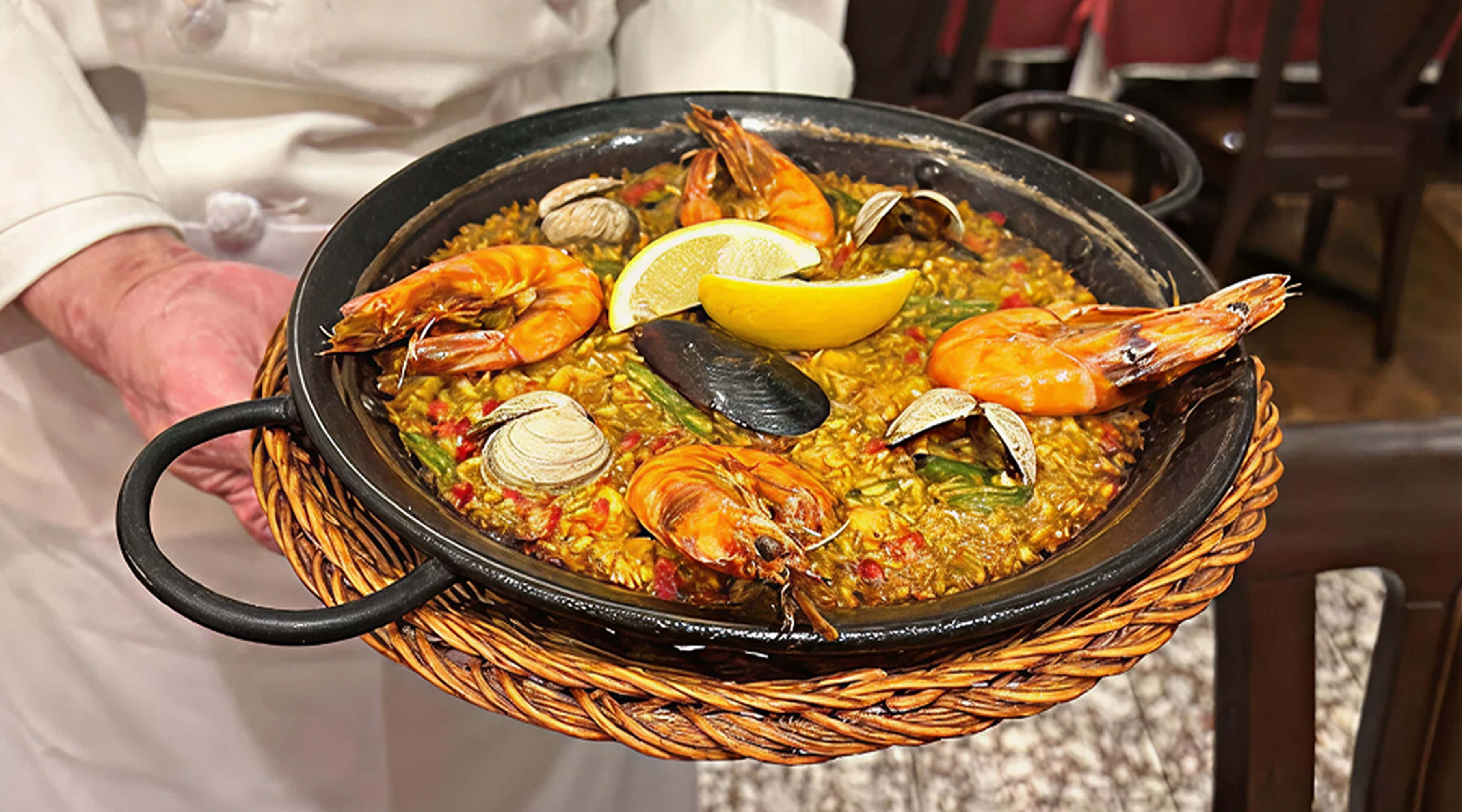 魚介のパエリア Mサイズ　4,400円
