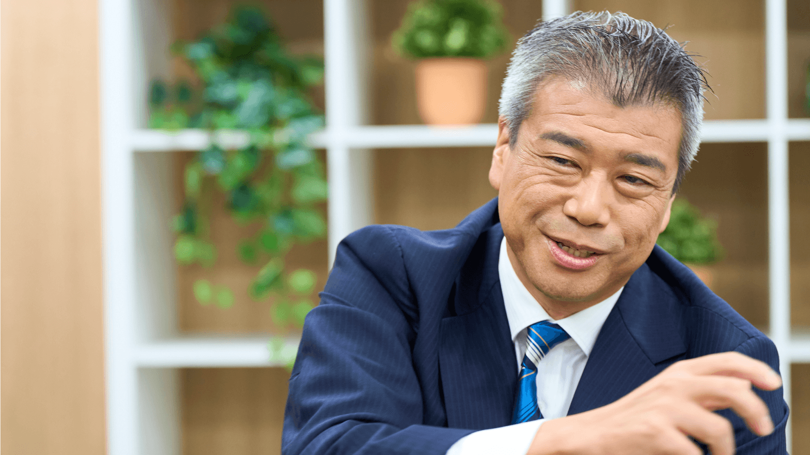 インタビューに答える小嶋毅彦