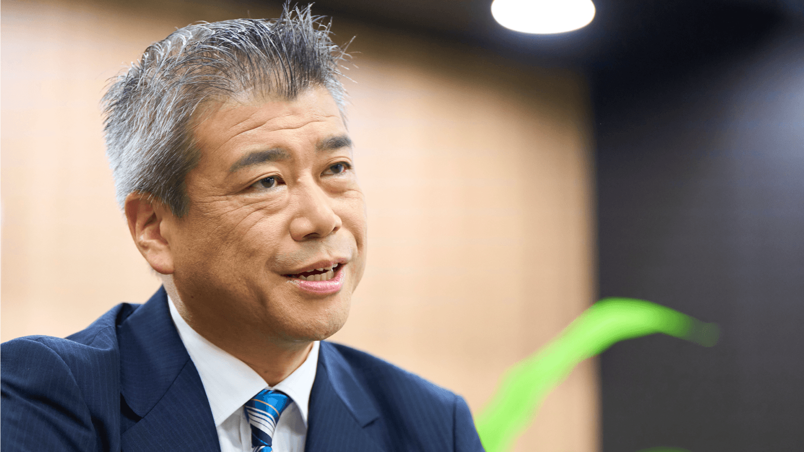 手ぶりを交えて語る小嶋毅彦